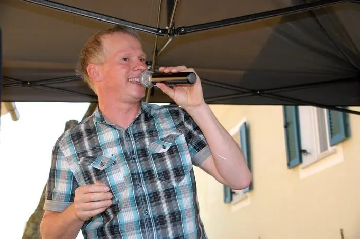 Auch für Unterhaltungsmusik war gesorgt. Claus Jürgen Ilgerl sang etwa beim Sax-Stand.