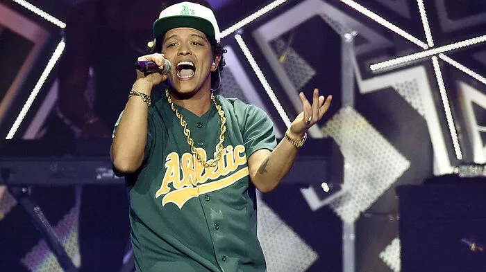 Bruno Mars (31) wurde bei den Teen Choice Awards am Sonntagabend in Los Angeles als Visionär geehrt, der Sänger soll "weitsichtig" und "innovativ" sein. 