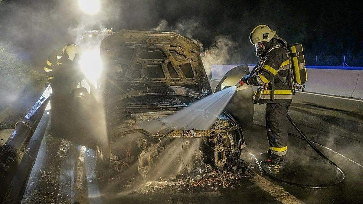 Als die Leute der Freiwilligen Feuerwehr Pingau zum Einsatzort kamen, stand der Pkw bereits in Vollbrand