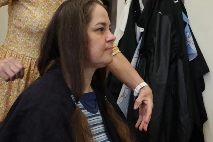 Vor der radikalen Veränderung, teilte Friseurin Claudia Auner die Haare in Partien auf.