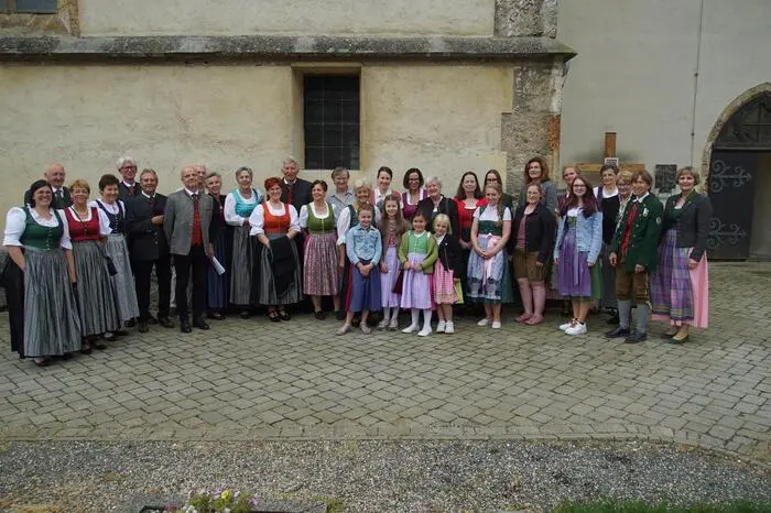 Das Programm begann mit dem Maibaum umschneiden und einem Rückblick in die Geschichte der Gemeinde