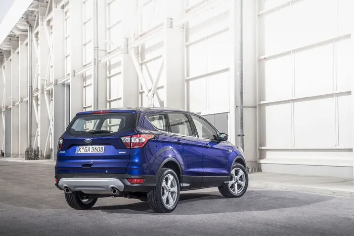 Für den neuen Kuga sind erstmals für diese Baureihe auf Wunsch multifunktionale Xenon-Scheinwerfer verfügbar. Sie passen sich automatisch der Fahrsituation und dem Straßenverlauf an und wählen aus sieben Lichteinstellungen das optimale Leuchtmuster aus. Berücksichtigt werden dabei unter anderem die Fahrzeuggeschwindigkeit, der Lenkwinkel und der Abstand zu einem Objekt. Dazu kommen fesche Nebelscheinwerfer und neue Rückleuchten am Heck.