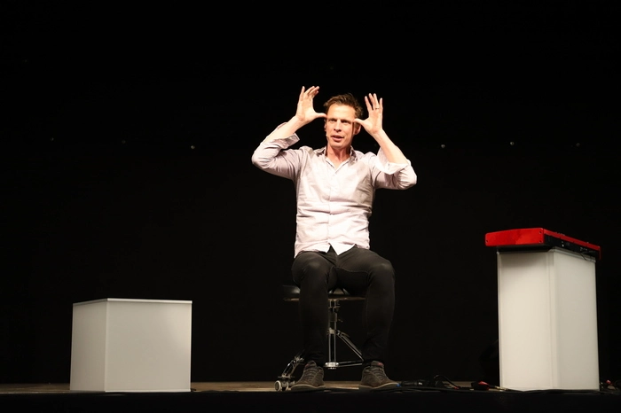 Bei seinem rund zweistündigen Auftritt warf der gebürtige Wiener einen humoristischen Blick auf viele Alltagssituationen. Aber auch so mancher pointierter Seitenhieb auf politische Entscheidungsträger und Parteien durfte nicht fehlen.