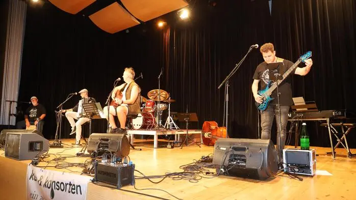 Das musikalische Open Air am Petersplatz von St. Peter am Ottersbach musste wetterbedingt in die Mehrzweckhalle verlegt werden.