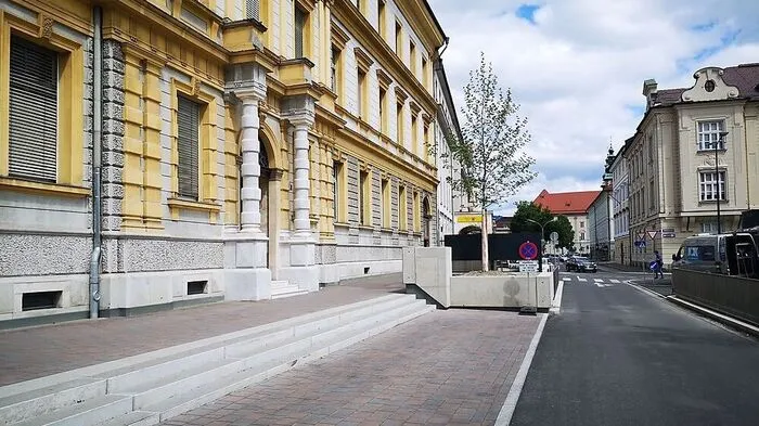 Eltern können ihre Kinder ab sofort direkt vor der Benediktinerschule aussteigen lassen.
