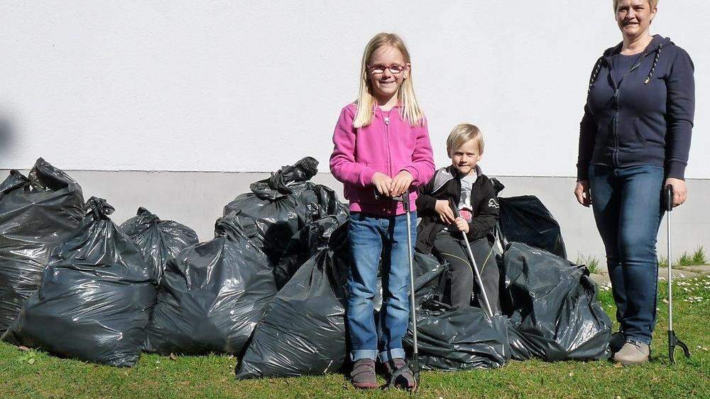 Eifrige Müllsammler: Klara, David und Mama Daniela Koren