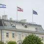 Israels Flagge weht am Dach des Bundeskanzleramts.