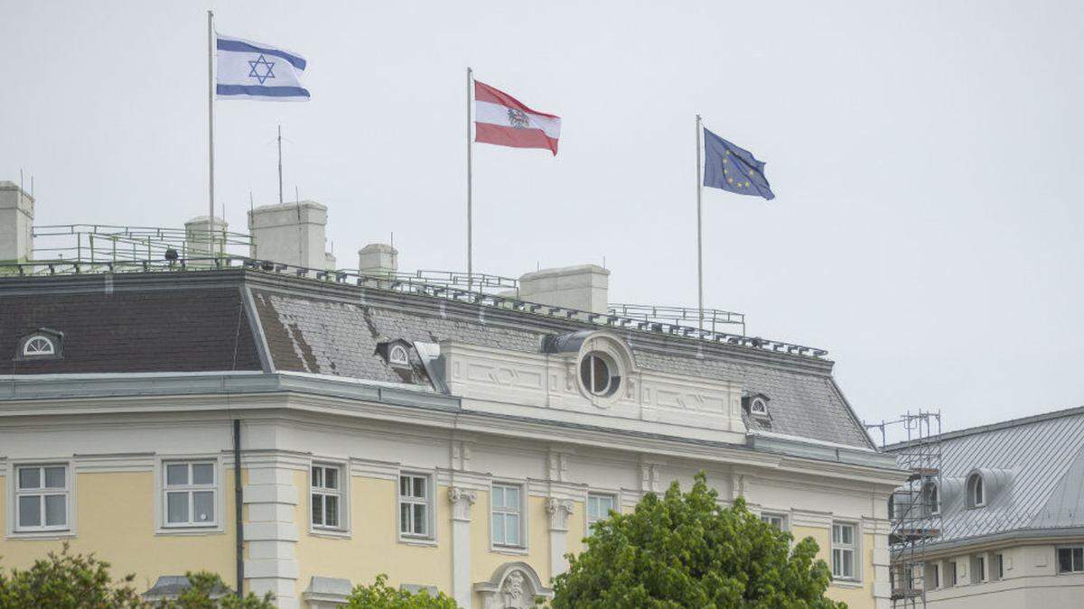 Israels Flagge weht am Dach des Bundeskanzleramts.