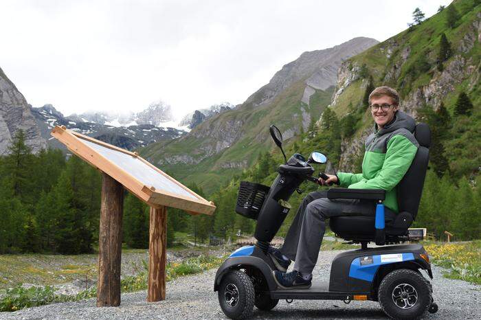 Neben den Swiss-Tracs steht auch ein E-Scooter speziell für ältere Menschen zum kostenlosen Verleih