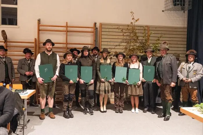 Im Anschluss überreichten die Obmänner der Zweigvereine Weiz (Rupert Friedl), Birkfeld (Günter Schafferhofer) und Gleisdorf (Herbert Fuik) die Jungjäger- und Aufsichtsjägerbriefe und der Steirische Jägereid wurde verlesen.