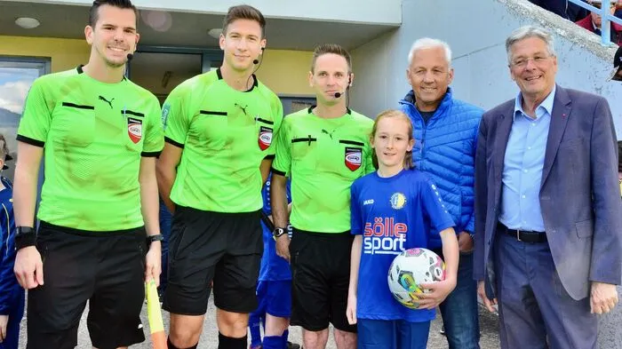 Landeshauptmann Peter Kaiser und Organisator Walter Hartlieb (2. von links) vor dem Ankick