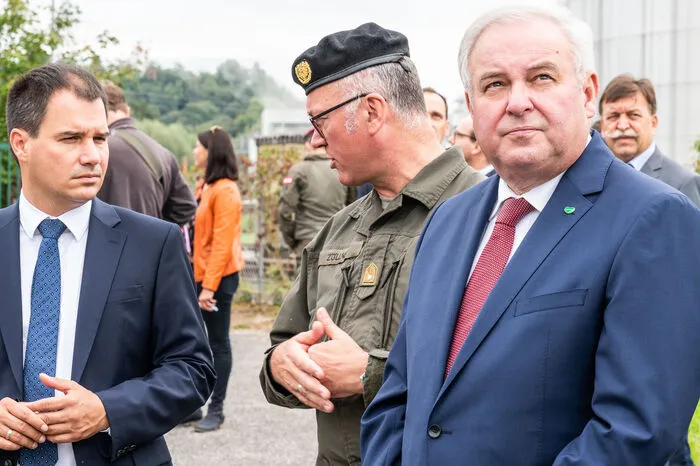 Landeshauptmann Hermann Schützenhöfer und sein Stellvertreter Michael Schickhofer machen sich vor Ort ein Bild.
