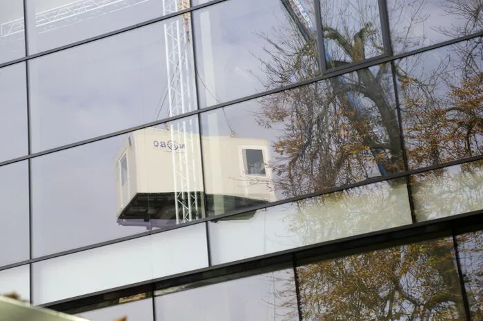 Die Großküche ist auf drei Container aufgeteilt, die fix und fertig eine Heißküche, eine Spülküche und eine Kaltküche bieten und noch angeschlossen werden müssen.