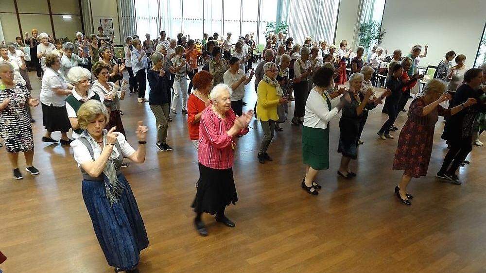 Rund 160 Senioren folgten dem Aufruf zum Tanzfest, darunter die älteste Teilnehmerin Lotte Schuhmandl (rotes Oberteil)