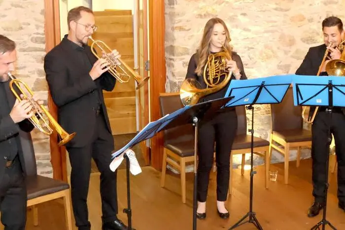 Für den musikalischen Aufputz sorgte die Gruppe „Brasspirin“. 