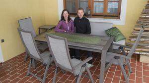 Andrea und Bernd Fink mit ihren neuen Gartenmöbeln