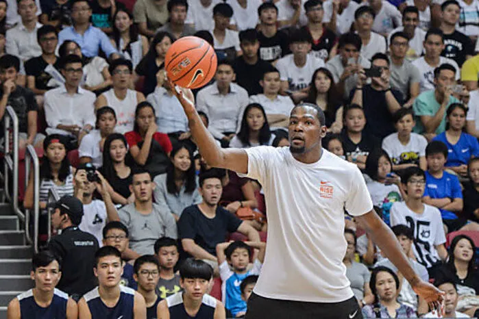 Nach den Absagen von NBA-Champion LeBron James (Cleveland Cavaliers) und Stephen Curry (Golden State Warriors) wird Kevin Durant die Blicke der Basketball-Fans auf sich ziehen. Der 27-jährige Flügelspieler führt das US-Aufgebot zusammen mit New Yorks Carmelo Anthony an. Sie sind zugleich die einzigen Profis, die für die Nachfolger des "Dream Team" bereits Olympia-Erfahrung gesammelt und auch Gold gewonnen haben. Durant siegte mit den USA 2012 in London, Anthony 2008 in Peking und ebenfalls 2012.