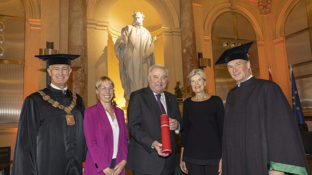 Ehrensenator Hermann Schützenhöfer mit TU-Rektor Harald Kainz, Senatsvorsitzenden Annette Mütze, Uniratsvorsitzende Karin Schaupp und Vizerektor Horst Bischof 