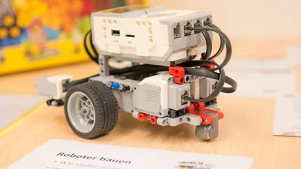 Roboter selbst bauen ist nur eine der Aktivitäten im Informatik-Camp 