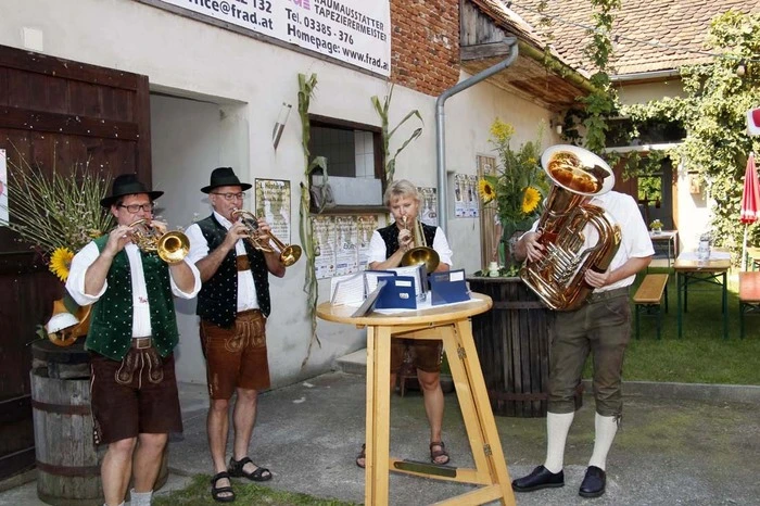 Zum runden Jubiläumsfest stimmten "Die Bergler" eine Vielzahl von Gästen mit stimmungsvoller Musik ein.
