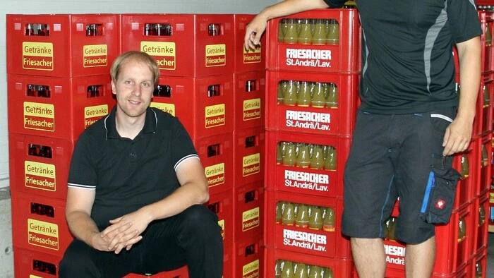 Seit 80 Jahren sorgt der "Friesacher" für köstliche Erfrischungen. Florian (links) und Bruder Johann Friesacher werden die Firma von Vater Hans übernehmen und in dritter Generation weiterführen.