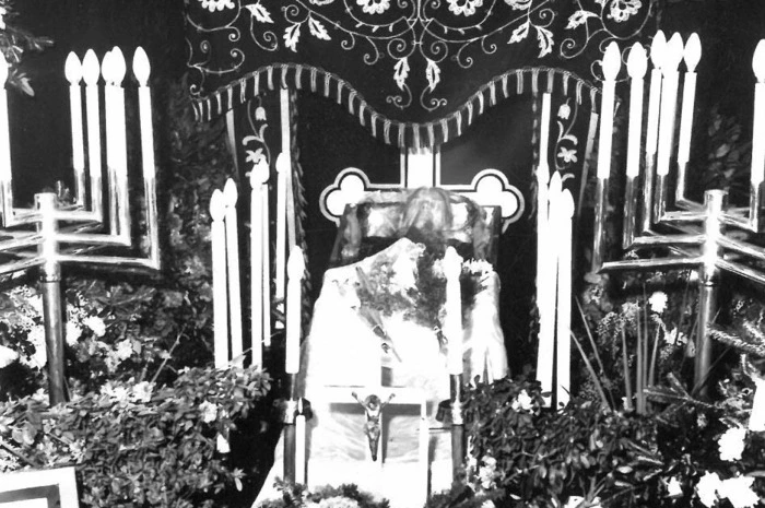 Früher wurden Leichname offen aufgebahrt (hier in den 1950ern)