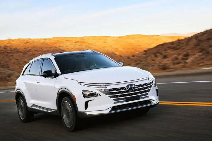 Das neue SUV verfügt über einen Wirkungsgrad von 60 Prozent, was einem deutlichen Anstieg gegenüber den 55,3 Prozent des Vorgängers entspricht. Mit einer verbesserten Systemeffizienz erzielt das neue Modell mit einer einzigen Ladung eine Reichweite von 800 Kilometern.