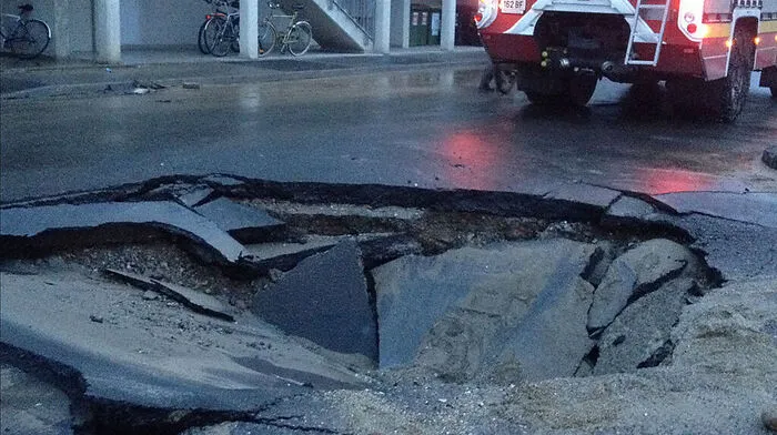 Das Loch im Asphalt der Straße