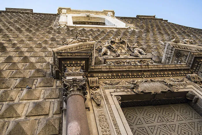 Besonders faszinierend unter ihnen ist die Chiesa del Gesú Nuovo. Abgesehen von der ungewöhnlichen wie geheimnisumwobenen Fassade des ehemaligen Palazzos erstrahlt das Innere der Kirche im typischen Barock einflussreicher Künstler der Neapolitanischen Schule. Gleich ums Eck fasziniert in der Kapelle San Servolo die lebensgroße Marmorstatue „Cristo velato“ (verschleierter Christus) als Barockkunstwerk der höchsten Klasse.