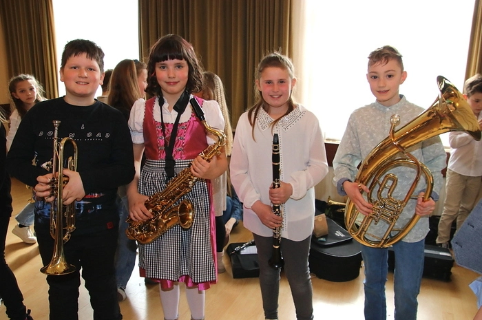 Die Musikschule war mit der Bläserklasse der Volksschule Bärnbach unter Matthias Bistan dabei. Unter den zahlreichen Gästen waren Bürgermeister Jochen Bocksruker, seine Vize Christiane Holler-Wind, Kulturstadtrat Andreas Albrecher sowie Johann Edler und Andreas Angerer vom Bezirks-Blasmusikverband.