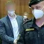 Justizwache und Angeklagter