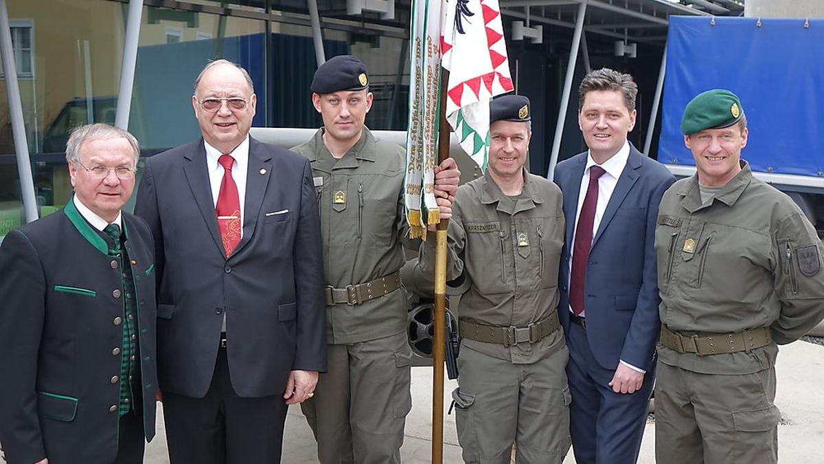 Oberstleutnant Franz Kraßnitzer (3. v. re.) übergab das Kommando der Kaserne Feldbach an Oberstleutnant Herbert Sailer (3. v. li.)