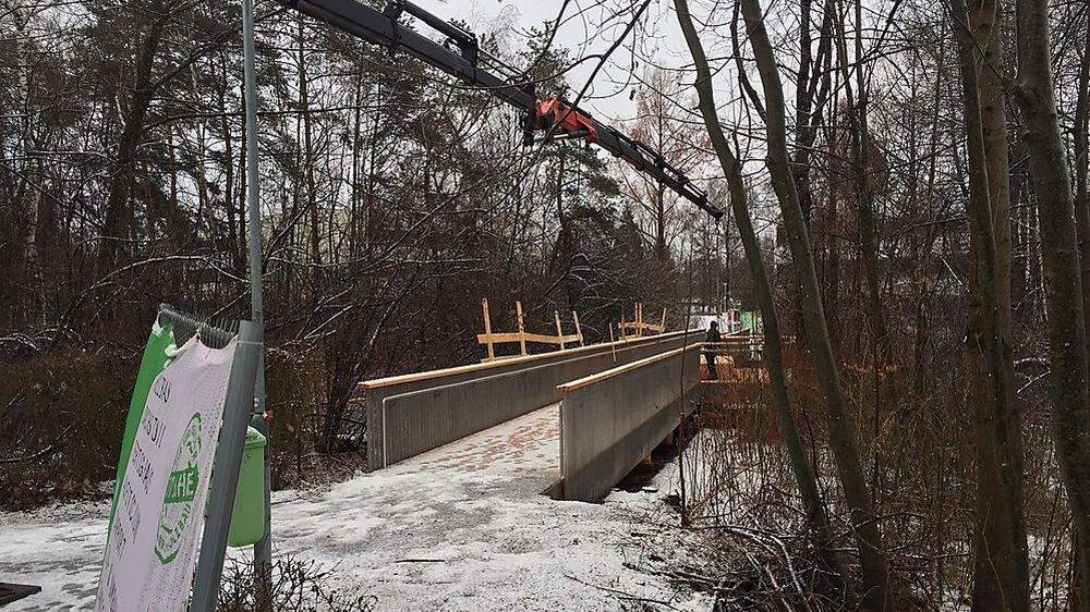 Die neue Holzbrücke wird gerade installiert