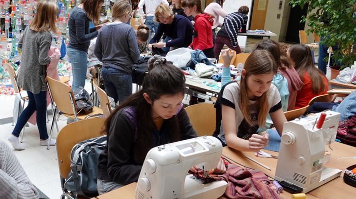 Aus alten Kleidungsstücken Neues entwickelten die Schülerinnen und Schüler des BG/BRG Weiz.