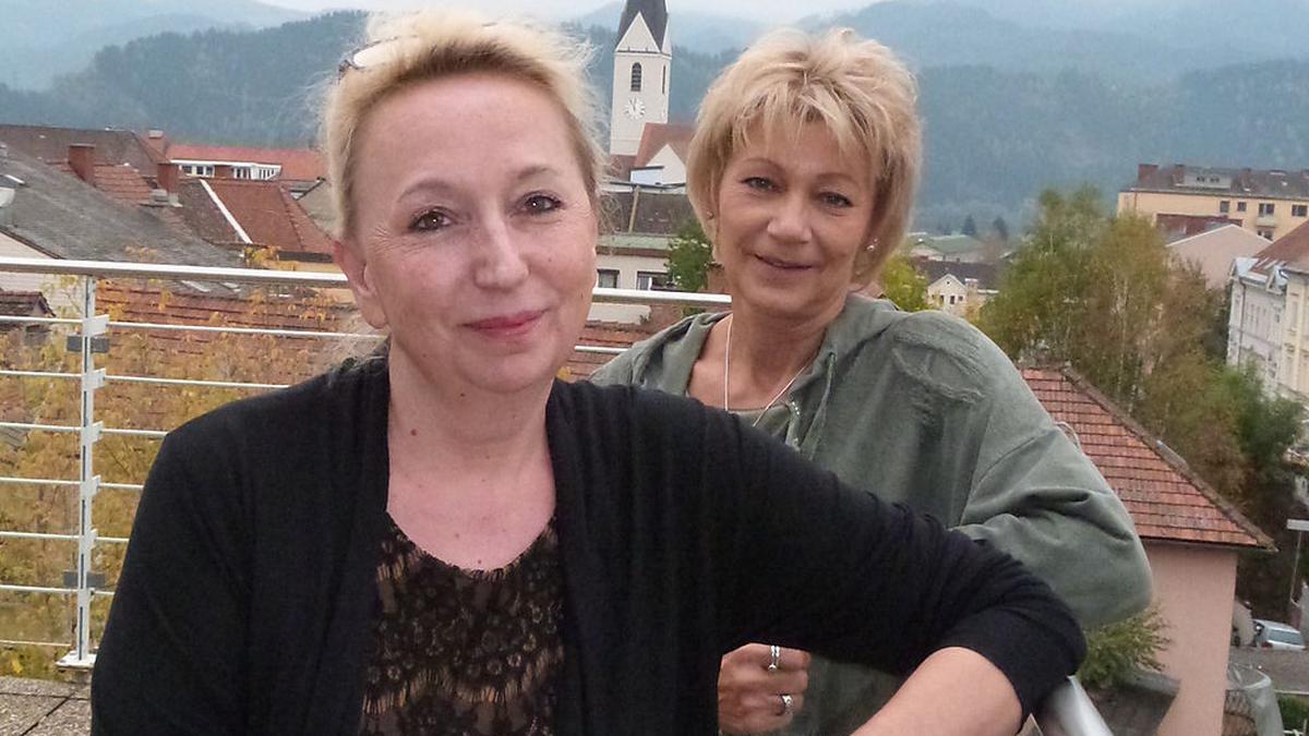 Ilma Moser (l.) und Hildegard Freitag versuchen hoch über den Dächern von Knittelfeld den Blick auf Wesentliches zu wahren 