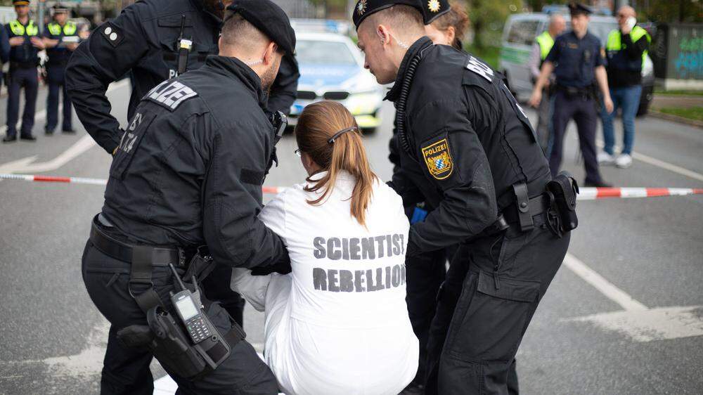 Klimaaktivisten in Deutschland werden von der Polizei abtransportiert