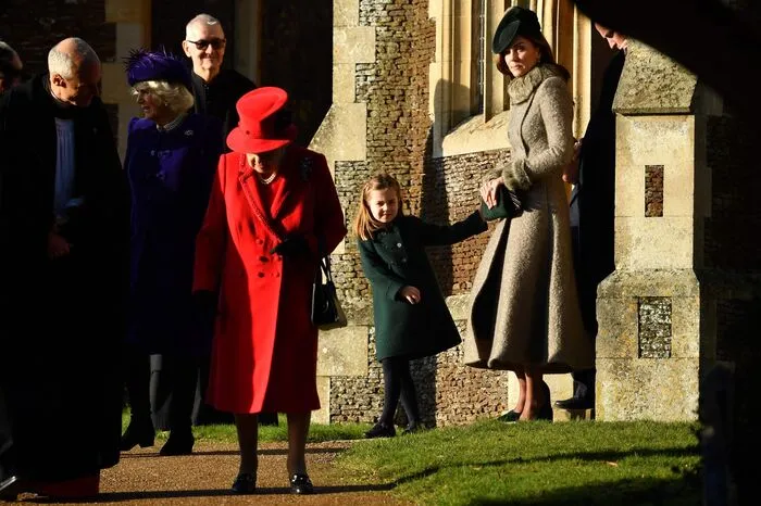 Prinz Harry (35) und Herzogin Meghan (38) blieben der Feierlichkeit fern wie auch Prinz Philip, der erst am Heiligen Abend aus dem Krankenhaus entlassen wurde.