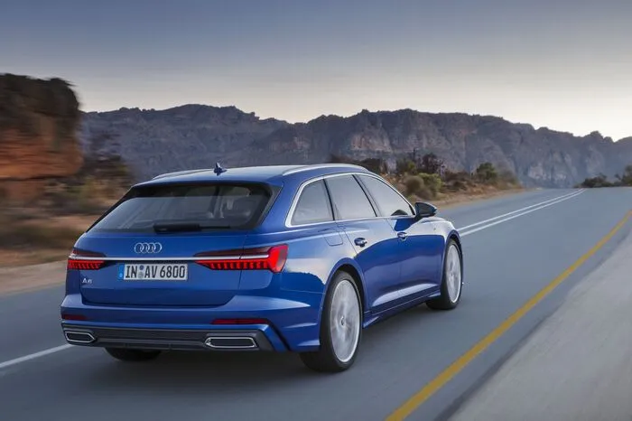 Man darf davon ausgehen, dass die Besetzung unter der Motorhaube dieselbe ist wie bei der Limousine, nämlich ein Benziner und drei Diesel. Der 3.0 TFSI ist ein V6-Turbo mit 340 PS, der 3.0 TDI mit 286 PS ebenfalls. Die schwächere Variante ist auf 231 PS gedrosselt. Den Einstieg bildet der Vierzylinder-Diesel mit 204 PS. Die Motoren bringen ihre Kräfte mit einem Siebengang-Doppelkupplungsgetriebe beziehungsweise mit einer Achtstufen-Wandlerautomatik und Allradantrieb auf die Straße.