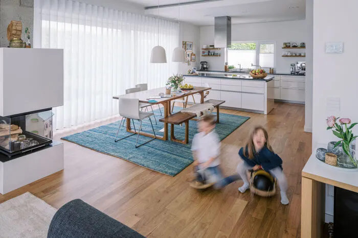 "Ich hatte nicht sehr viele Vorgaben. Sie wollten offen wohnen und große Fenster, um den Blick auf die umliegende Landschaft zu haben. Holz und Beton sollten im Zentrum stehen“, erklärt Architektin Daniela Reisinger.