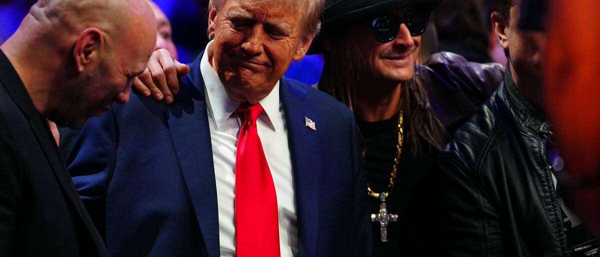 Donald Trump mit Kid Rock (rechts), bei der ihn selbst feiernden Party in Madison Square Garden