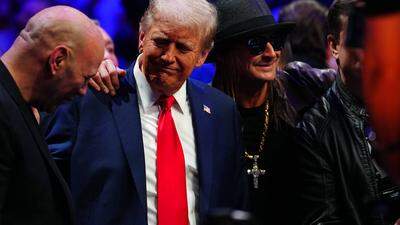 Donald Trump mit Kid Rock (rechts), bei der ihn selbst feiernden Party in Madison Square Garden