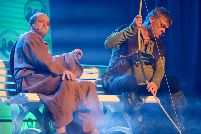 Bruder Tuck (Franz Hatz) und Robin Hood (Günther Gaber)