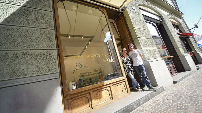 Schokolade- und Kaffeeliebhaber haben eine neue Anlaufstelle: die Rösterei „Zero Gravity Coffee & Cocoa“ in der Pernhartgasse 12.