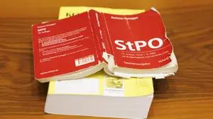 ABD0031_20250428 - GRAZ - ÖSTERREICH: ++ THEMENBILD ++ Illustration zu den Themen "GERICHT / PROZESS / VERFAHREN / JUSTIZ". Ein altes Buch "Strafprozessordnung - StPO" aufgenommen am Montag, 28. April 2025, in Graz. - FOTO: APA/ERWIN SCHERIAU