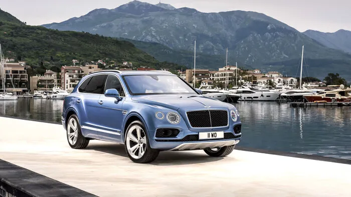 Der neue Bentley Bentayga sprintet in 4,8 Sekunden von 0 auf 100 km/h. Und das, obwohl er einen Dieselmotor unter der Haube und 2,4 Tonnen auf den Rippe hat. Aber – das muss man schon sagen – es ist nicht irgendein Diesel.