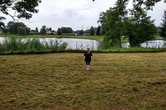 Einen Treffpunkt mit Bankerl, Schautafel und Stromanschluss planen die 35 aktiven Mitglieder der Ortsgruppe Wildon direkt am Badesee . „Erst muss die Gemeinde aber Asphaltierarbeiten durchführen“, sagt die Verantwortliche Katja Holler. „Bis dahin stagniert das Projekt.“ Die Einweihungsfeier ist jedenfalls schon geplant.