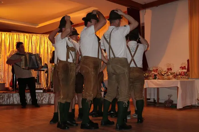 Zu den Höhepunkten zählte neben der großen Verlosung mit mehreren Geschenkskörben auch eine Schuhplattlereinlage.