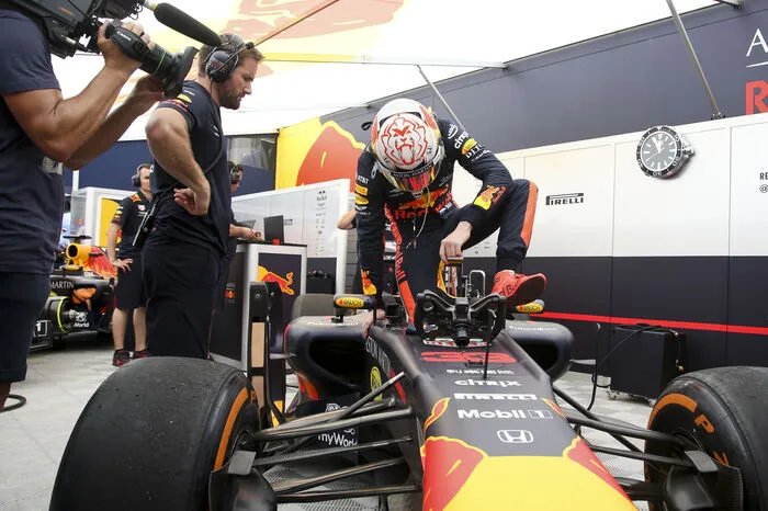 Der Niederländer absolvierte danach mit dem 900 PS starken und sehr lauten RB7, dem Weltmeisterauto von Sebastian Vettel von 2011, eine Fahrt auf dem eigentlich für Fahrzeug gesperrten Weg vom Karmeliterplatz auf den Schloßberg auf die Kasemattenbühne.
