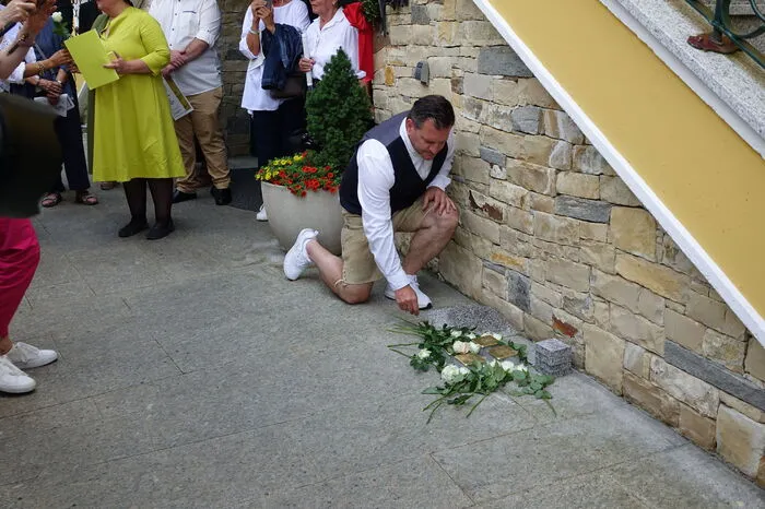 Hotelier Christian Steiner legte eine Rose im Gedenken