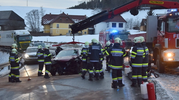 Die Feuerwehren Neumarkt und Mariahof mussten am 7. Februar zu einem Unfall ausrücken.